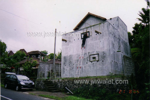 Pemasangan bingkai hama di luar gedung
