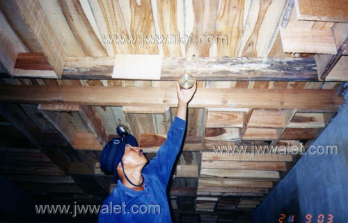 Pemasangan thermohigro di dalam gedung oleh tenaga profesional