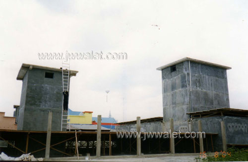 Rumah burung dengan 2 menara